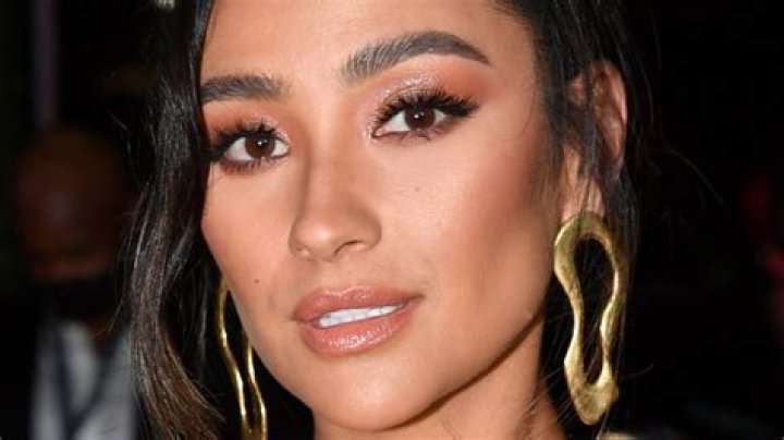 He Knew He’d Have ‘Chemistry’ With Shay Mitchell – Hollywood Life